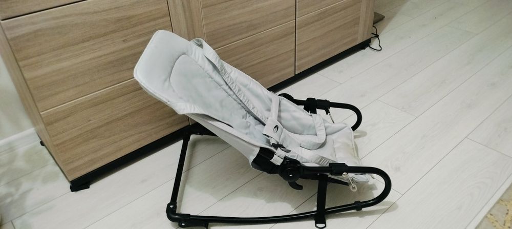 Leżaczek-bujaczek Carena