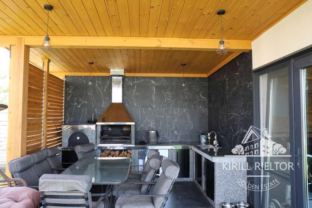 В городке "Золотые Ключи" продается дом с баней и бассейном