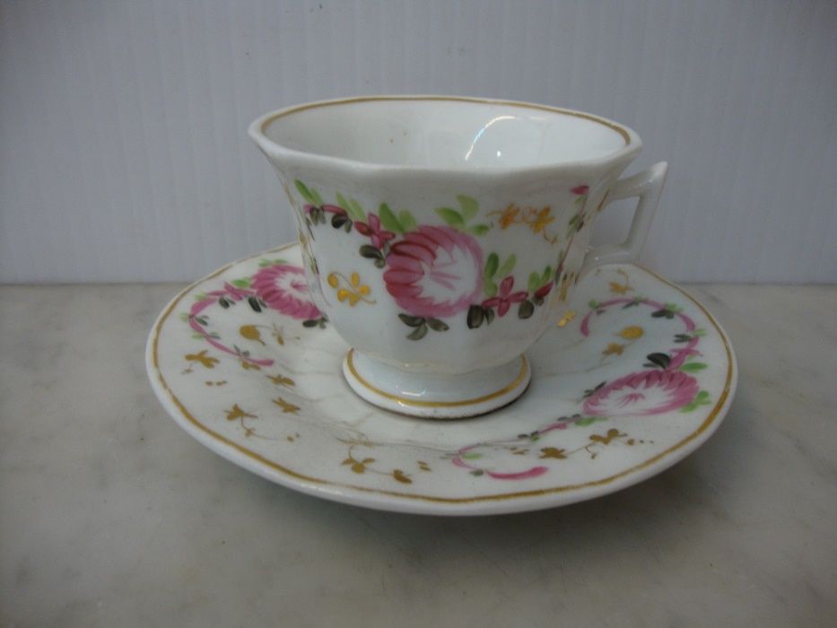 Chávena antiga em porcelana europeia