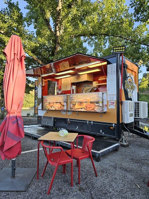 Vendo reboque Bar.
Em boas condições
Com casa de banho.
Placa eletrica