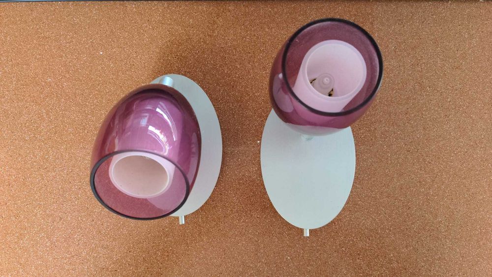Apliques totalmente orientáveis em vidro rosa com base em aço inox