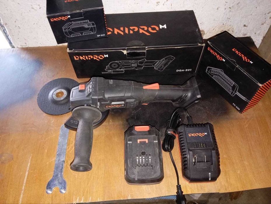 Акумуляторну шліфмашина Dnipro-M DGA-201