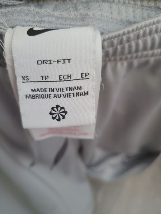 Спортивний костюм від Nike, оригінал
Футболка розмір М (137-147 см): д