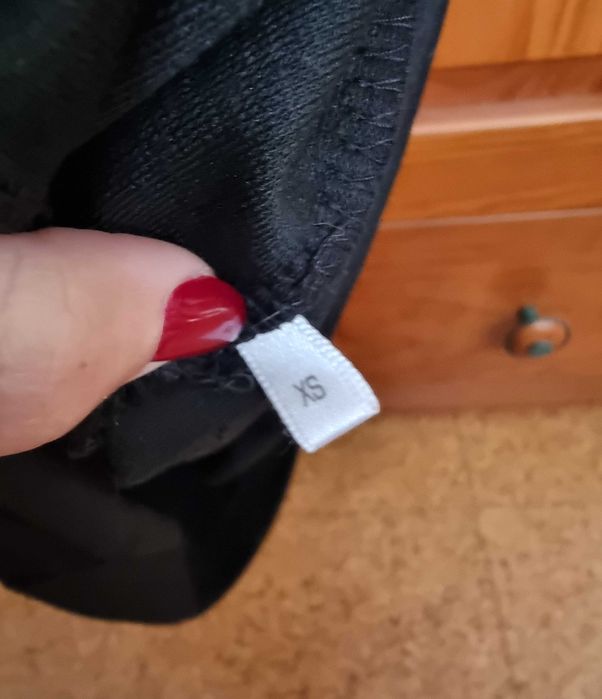 Vestido preto e coral/ alaranjado às riscas C&A, tamanho XS
