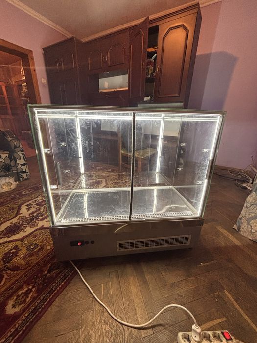 Продам холодильну вітрину, у використані не була