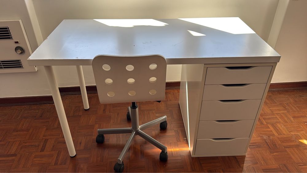 Secretaria branca com gavetas