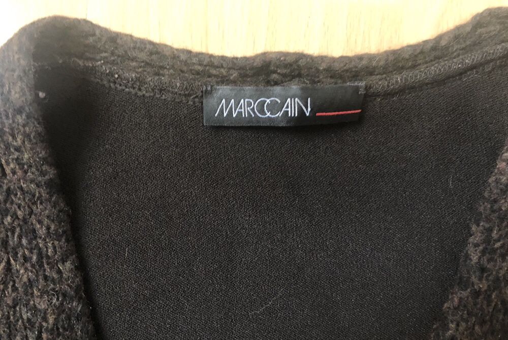 Marc Cain. Brązowy kardigan o ciekawym kroju.