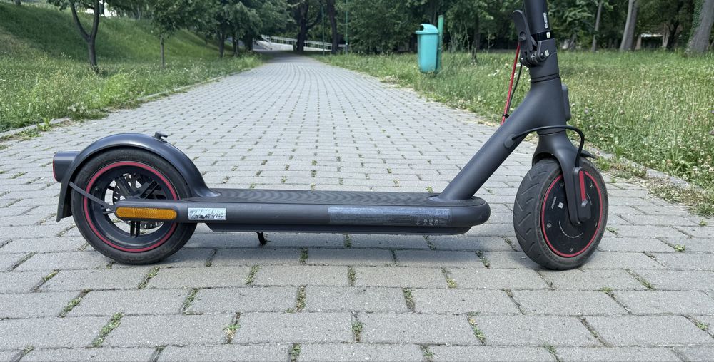 Електросамокат Xiaomi Mi Electric Scooter 4 Pro