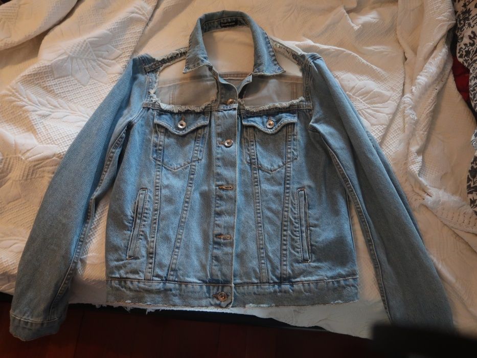 Casaco de ganga com transparências nos ombros