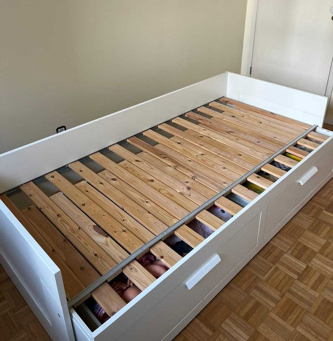 Cama individual/dupla: 2 gavetas, 2 colchões e estrado  Dim. 80x2000cm