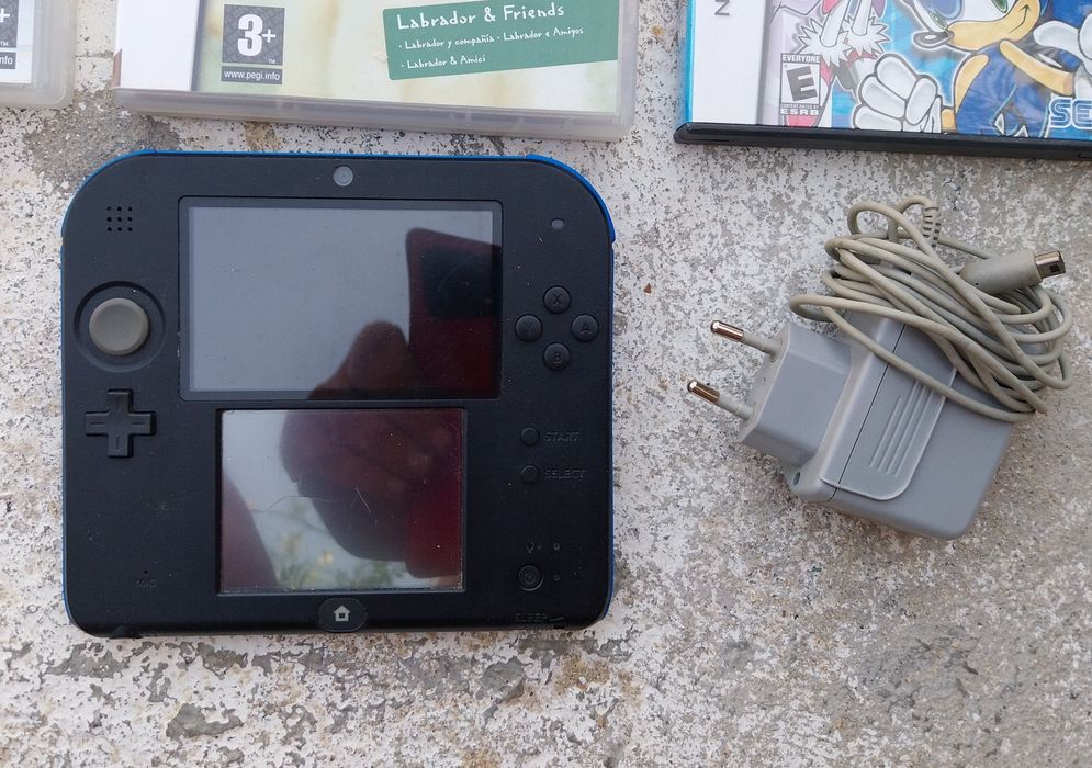Nintendo 2 DS + 15 jogos, carregador e capa.