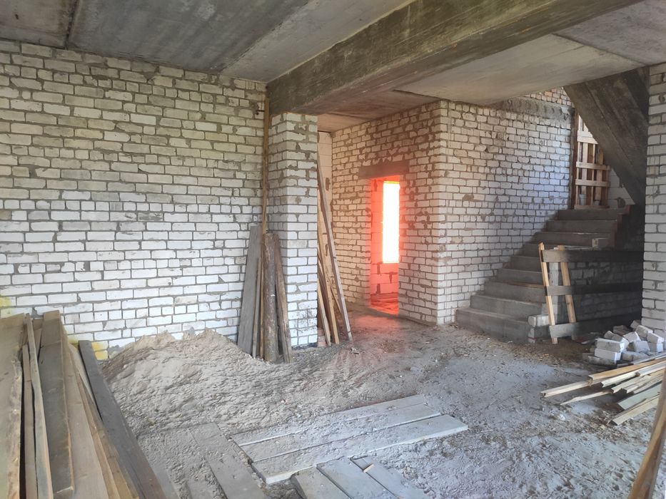 Двоповерховий будинок в селі Руська Поляна