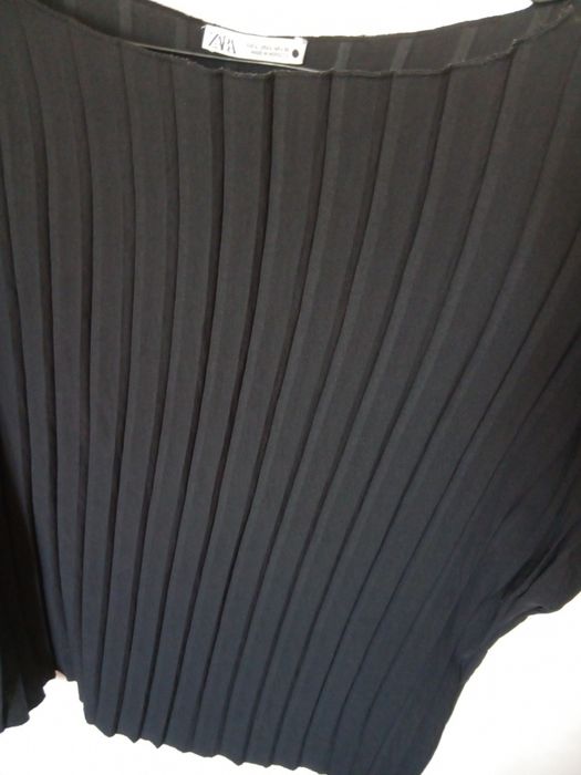 Top preto pregas L Zara (largo)