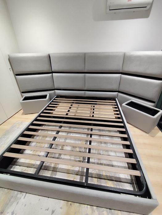 Cama completa com estrado e mesas cabeceira