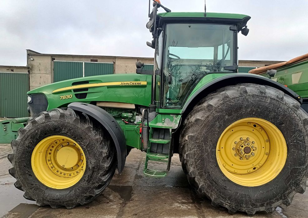 John Deere 7830 .