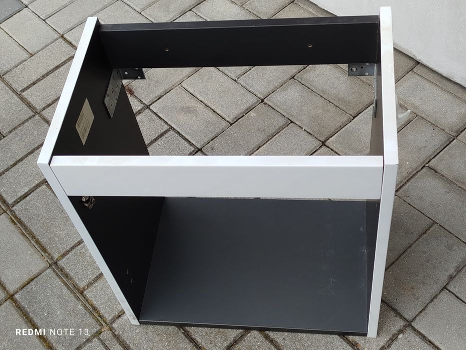 Umywalka z szafką wiszącą