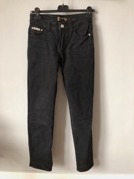 Czarne jeansy, proste