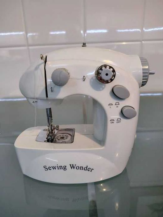 Máquina de costura compacta elétrica Sewing Wonder