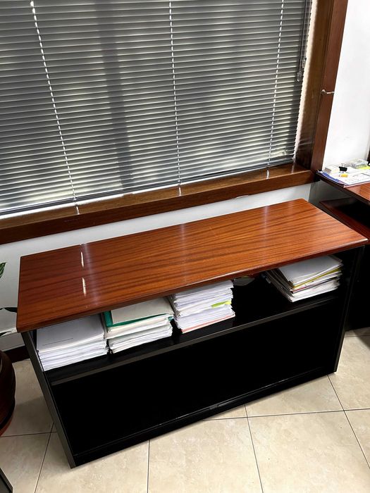Armário de escritório com superfície de madeira