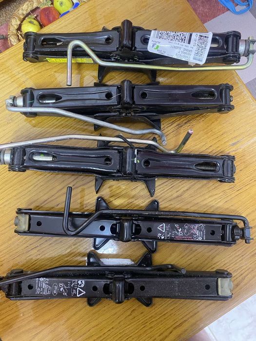 Домкрати для різних марок автомобілів Оригінал Reno. Nissan. Mercedes