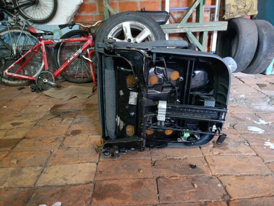 Седюшка сіра от Кіа соренто і чорне от Фольксваген гольф