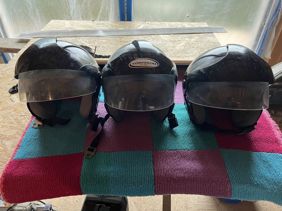Kask narciarski z szybą