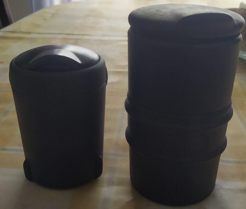 dois copos de cinzeiro