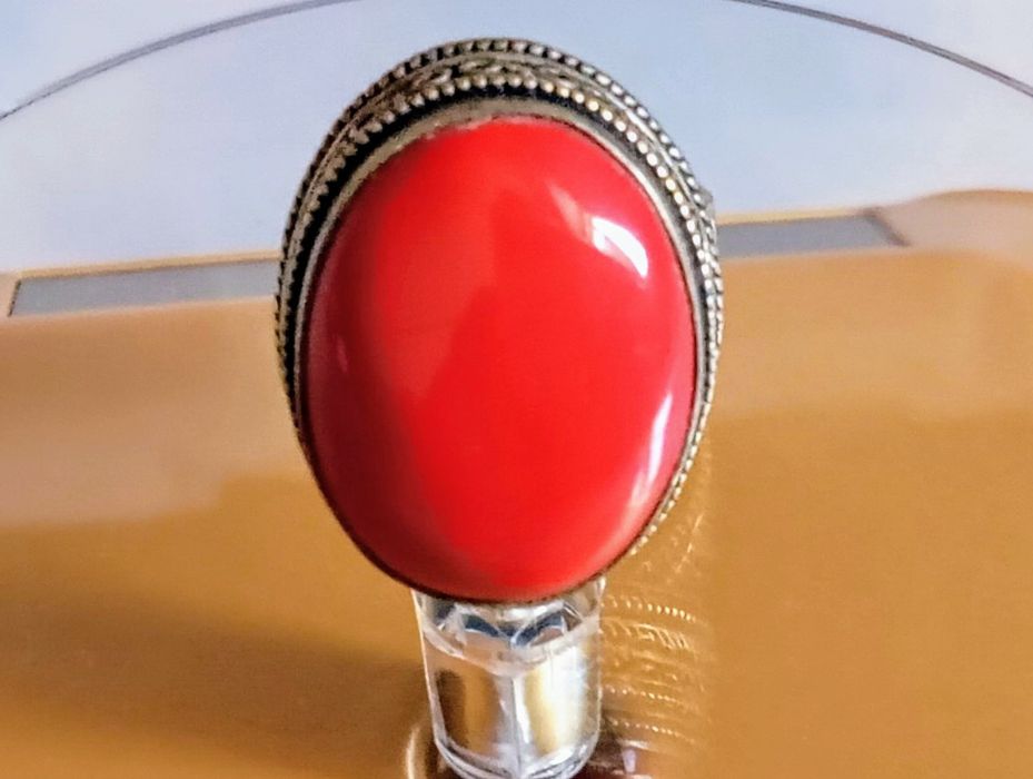 Anel com coral vermelho.