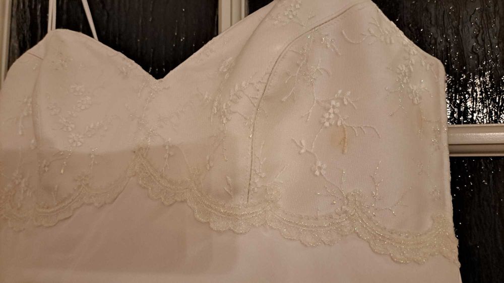 Suknia ślubna na ramiączkach