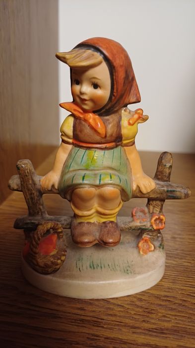 Статуэтка  девочки старинная