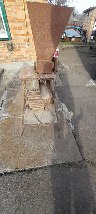 Продам дертомолку.Двигун 2.8кв на 1500об.