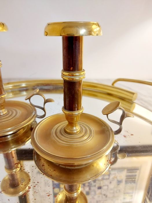 Par de palmatórias em latão. Castiçais.