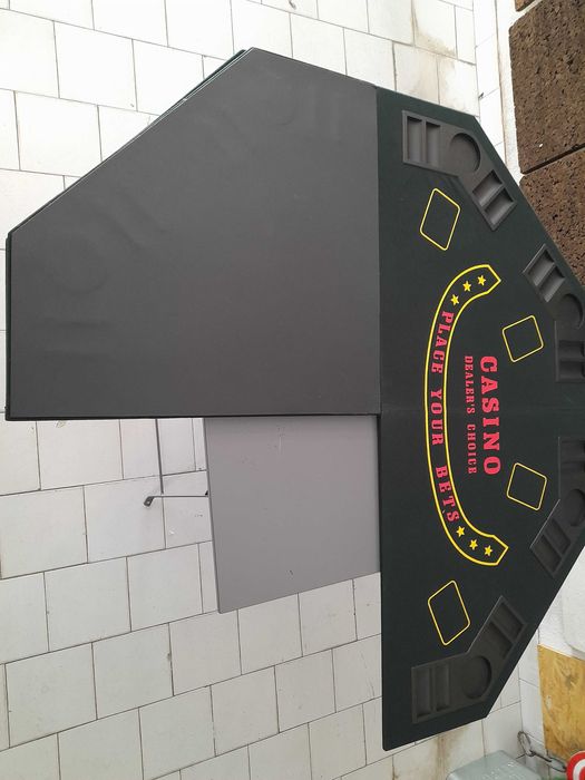 Tabuleiro  MDF forrado a felpa com 8 lugares de jogo  Poker ou outros.