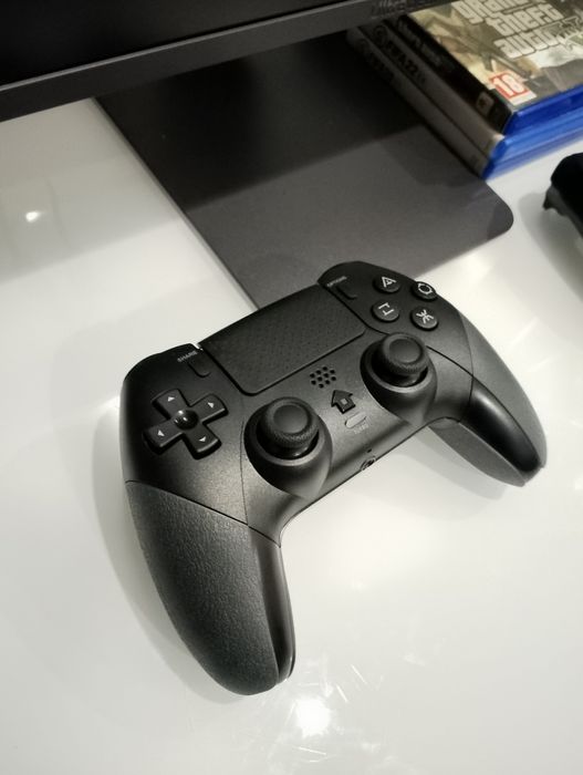 PS4 slim 1TB + 2 comandos + FIFA 20