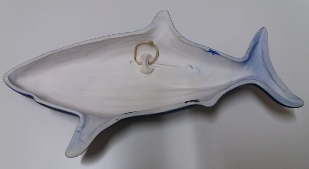 Tubarão azul em cerâmica pintada à mão para pendurar na parede