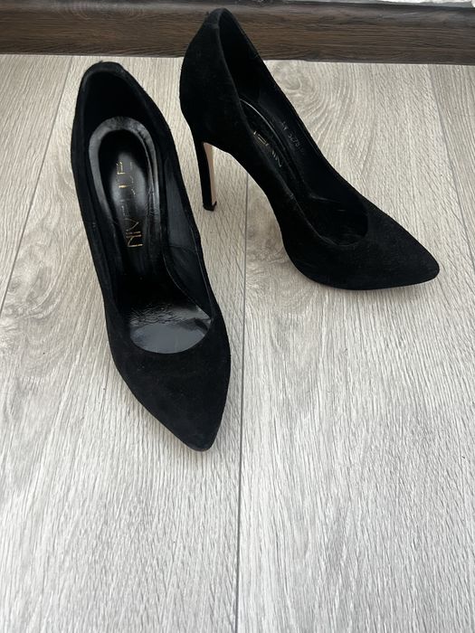 Чорні замшеві лодочки на підборах