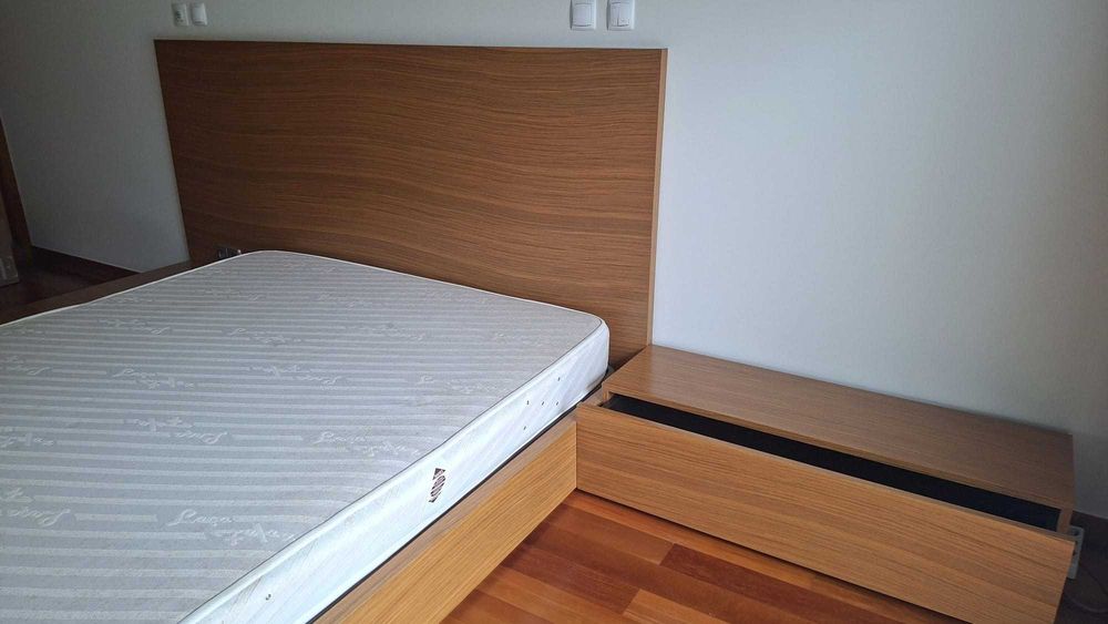 Quarto estilo tatami — cama, mesas integradas e arrumação lateral