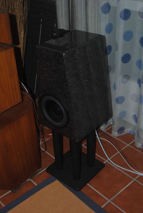 Excelente par de colunas de som em granito preto + suportes