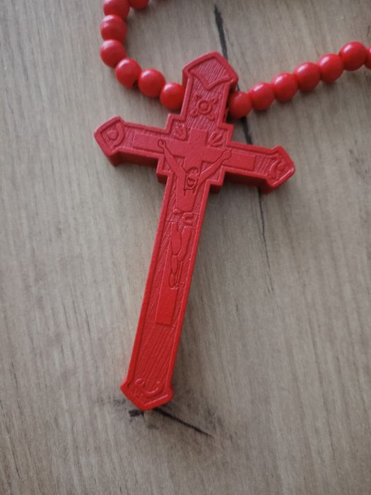 Duży krzyż drewniany czerwonym,naszyjnik, wisiorek z  łańcuszkiem