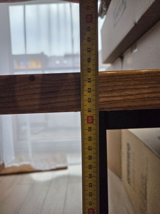 Masywny stół dębowy z czarną żywicą na stalowych nogach