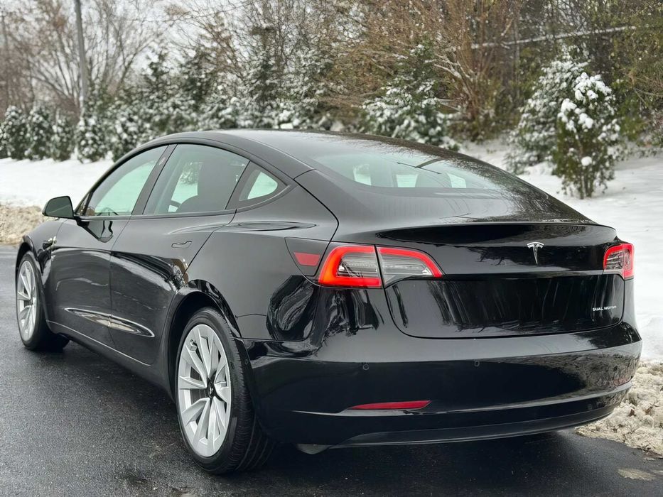 Tesla Model 3 Long Range      2022