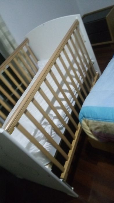 Cama de bebê mais colchão e carrinho de bebe.
