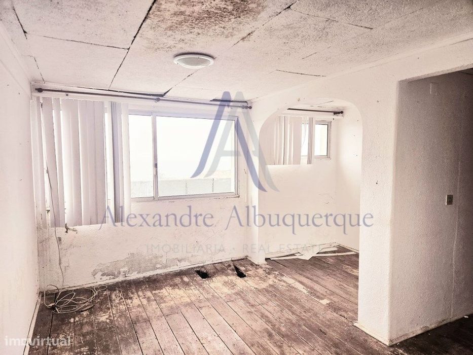 Apartamento T1 com Vista Mar e Terraço na Vila de Sesimbra!