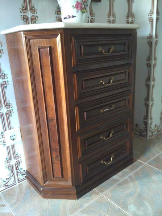 Aparador com tampo em mármore e com espelho