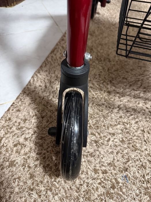 Andarilho com rodas e cesto