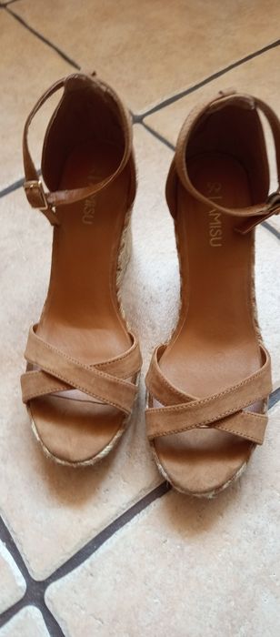 Sandały na koturnie r.39 Camel.