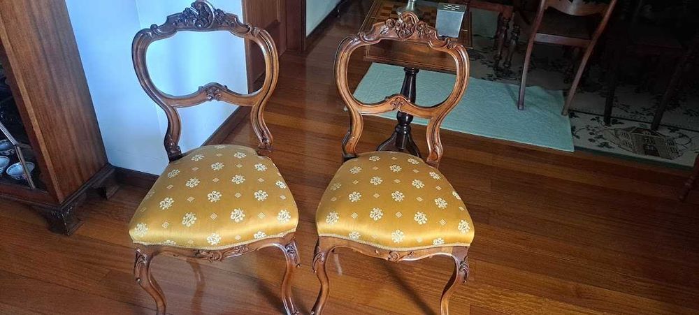 Conjunto sofá, poltronas e cadeiras antigas sem braços.