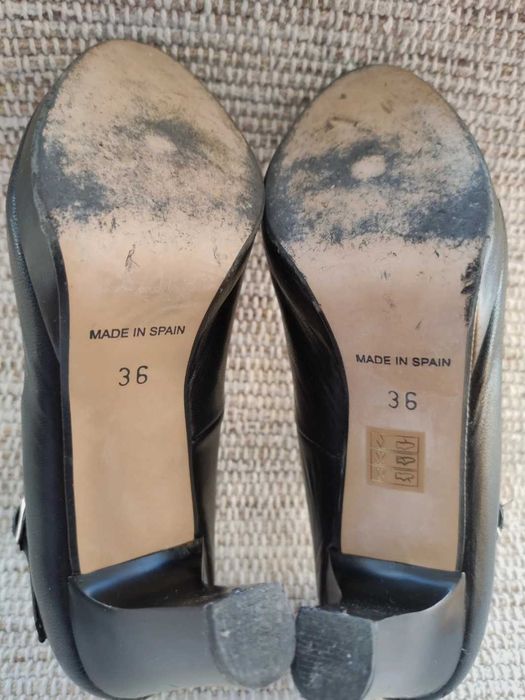 Sapatos salto alto redondos, cor preta com fivela