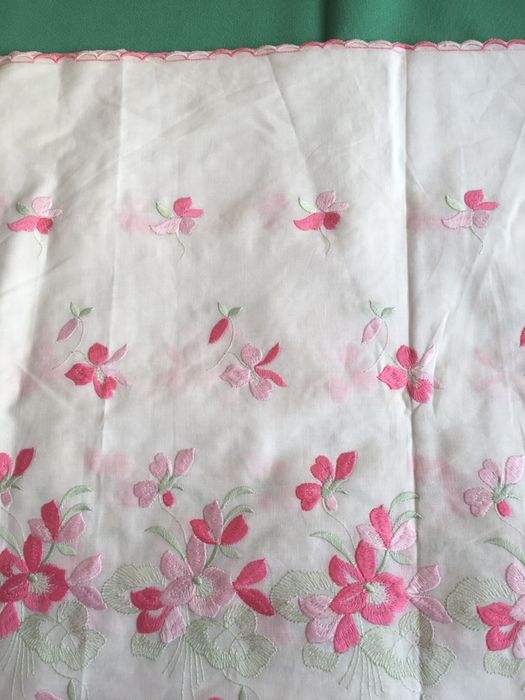 Renda lençol de cor branca com flores em tons de rosa com 44 cm de lar