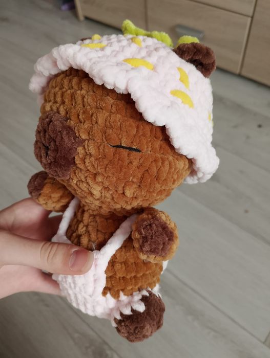 Pluszak kapibara w stroju truskawki
